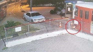 Nostalji tramvayına molotoflu saldırı! O anlar kamerada