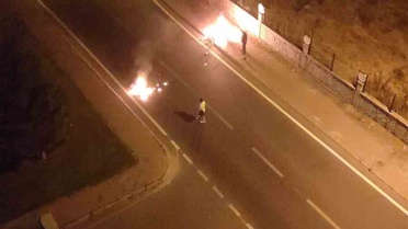 Seyir Halindeki Motosiklet Alev Alev Yandı