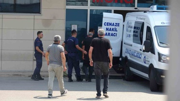 Oğlunu cenaze aracına koydu, dizlerinin üzerine çöküp feryat etti: Ciğerimi yaktın