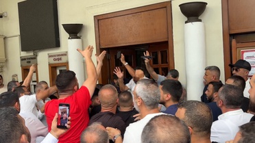 Adana'da servis plakası ihalesine tepki! Belediye önünde arbede çıktı