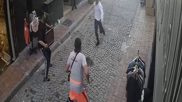 Fatih’te tramvayda telefon çaldıktan sonra kaçan hırsıza, temizlik personelinden süpürgeli müdahale kamerada