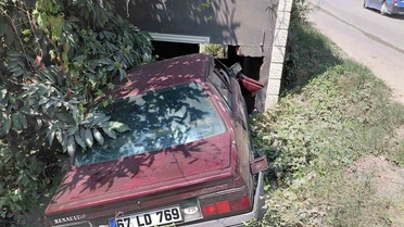 Zonguldak'ta otomobil kulübeye çarptı: 1 yaralı