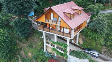 Karadeniz'in pratik zekası yine şaşırttı: Yolun 7.5 metre üstüne dev villa yaptı