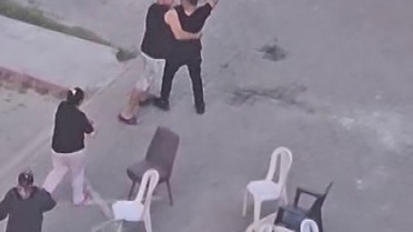 Taziye evinde husumetlilerini tabancayla kovaladı