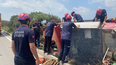 Ceyhan'da İtfaiye Aracı Devrildi: 3 Yaralı