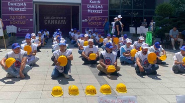 Alacaklarının ödenmediğini iddiasıyla bir araya gelen Doruk Madencilik çalışanları, Çankaya Belediyesi önünde eylem yaptı