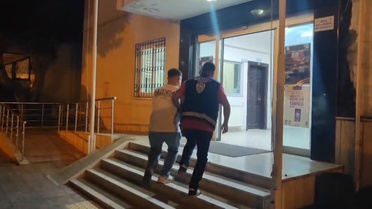 Mersin'de araç camını kıran şüpheli yakalandı