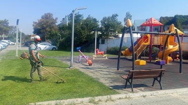 Burhaniye'de Park ve Yeşil Alan Bakımları Sürüyor
