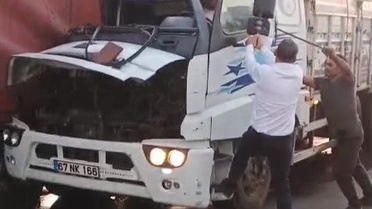 Kocaeli D100'de Kaza: Sürücü İtfaiye Tarafından Kurtarıldı