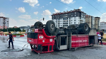 Uşak'ta İtfaiye Aracı Kamyonla Çarpıştı