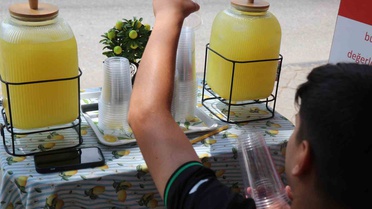 14 yaşındaki limonatacı ayda 90 bin lira kazanıyor