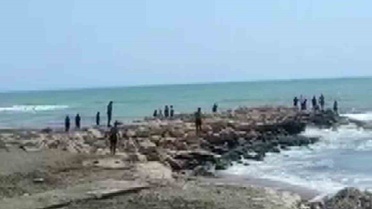 Deniz Uyarısına Rağmen Dalgalara Kapıldılar