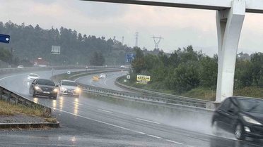 Düzce'de Şiddetli Sağanak Trafiği Olumsuz Etkiliyor