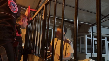 Tuvaleti kullanmak için girdiği camide mahsur kaldı, taş atarak yardım istedi