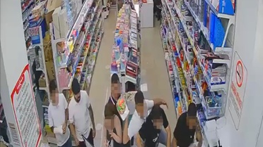 Kırtasiyeyi bastılar, sahibine tekme tokat saldırdılar