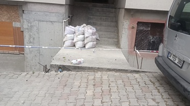 Küçükçekmece'de bina boşluğuna düşen kadın ağır yaralandı