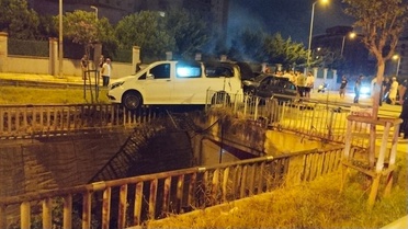 Facia, gece yarısından sonra geldi: Araçlar alev aldı, sürücü kaçtı