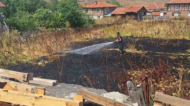 Bolu'da Yerleşim Yakınında Ot Yangınları Kontrol Altına Alındı