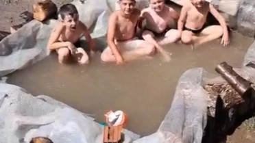 Çocuklar Naylon Havuzda Eğlendi