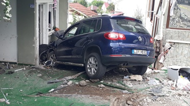 Otomobil Bahçe Duvarını Aşarak Eve Çarptı