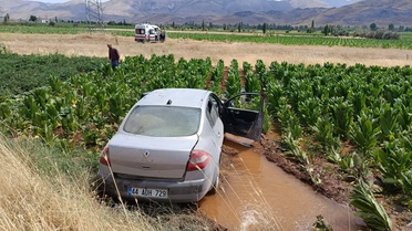 Malatya'da Otomobil Tarlaya Devrildi: 3 Yaralı