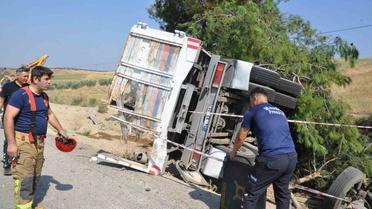 Salihli'de Otobüs-Kamyon Kazası: 1 Ölü, 7 Yaralı