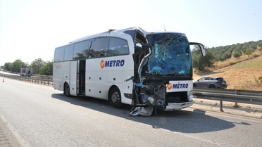 Salihli'de Otobüs-Kamyon Kazası: 1 Ölü, 7 Yaralı