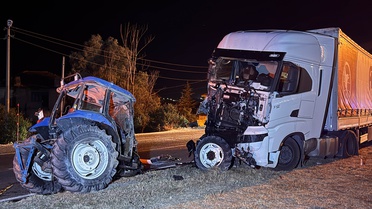 Uşak'ta Tır-Traktör Çarpıştı: 1 Ölü, 1 Yaralı