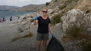 Alman Turist Van Gölü'nde Temizlik Yaptı