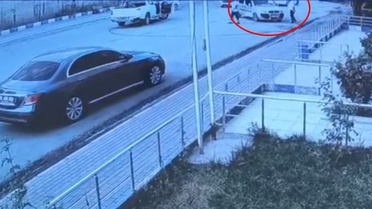 El freni çekilmeden park edilen otomobil hareket etti, vatandaşlar otomobili son anda durdurdu