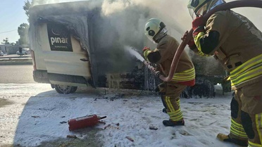 Patlamaların yaşandığı minibüs alevlere teslim oldu
