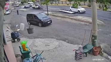 Diyarbakır'da Kamyonet Yolda Demir Saçtı