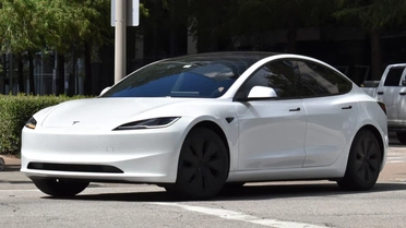 Tesla, Aşırı Parlak Farlar Nedeniyle Araçları Geri Çağırıyor