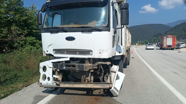 Bolu'da Kamyonla Çarpışma: 3 Yaralı