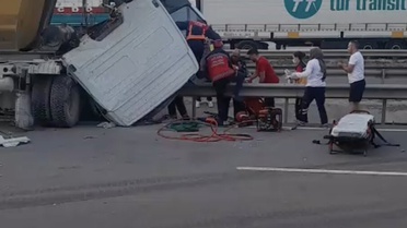 Pamukova'da Tır Kazası: 1 Ölü, 1 Yaralı