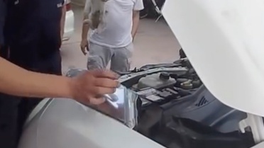 Yalova’da otomobile sıkışan minik kedinin yardımına itfaiye ekipleri yetişti