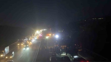 Kum Yüklü Tır Devrildi, Trafik Durdu