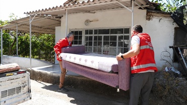 Kepez'de Temizlik: 5 Kamyon Çöp Çıkarıldı