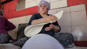 Kadınlar Tandırda Ekmeği Sıcaklarda Pişiriyor