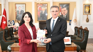 Köseoğlu'ndan Vali Baruş'a Kitap Takdimi