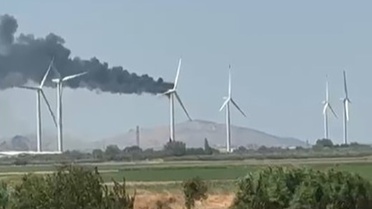 İzmir’de rüzgar gülü yandı