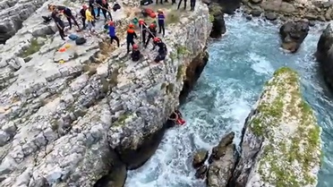 Kayalıklarda halatlı kurtarma