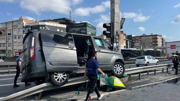 Yaz Kuran kursu öğrencilerini taşıyan araç direğe tosladı, 5'i ağır 13 çocuk yaralandı