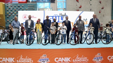 Canik'te 2.500 Çocuğa Hediye Dağıtımı