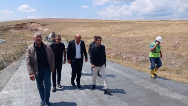 Kaymakam köy yolu çalışmalarını yerinde inceledi