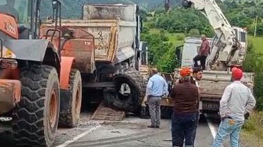 Ardahan'da Kamyon Devrildi, Trafik Aksadı