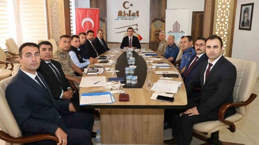 Bitlis’te Ahlat Şenlikleri öncesi güvenlik ve asayiş toplantısı düzenlendi