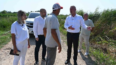 Karacabey Belediyesi kırsaldaki arazi yollarını düzenleniyor