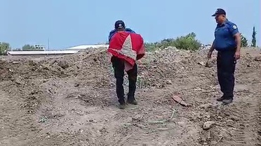Polisten Bayrağa Saygı