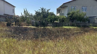 Muratlı'da Ot Yangını: Evlere Sıçramadan Kontrol Altına Alındı